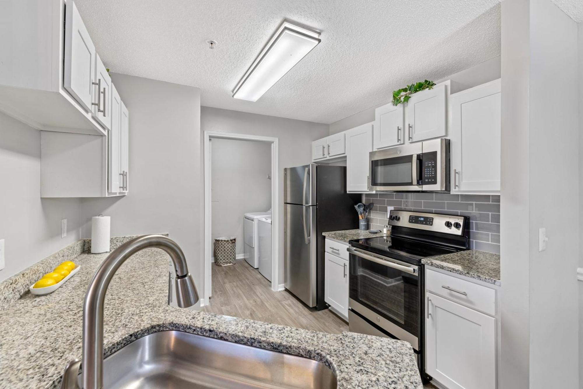 Apartment Cozy 2br Steps From Uga & Downtown Ga
