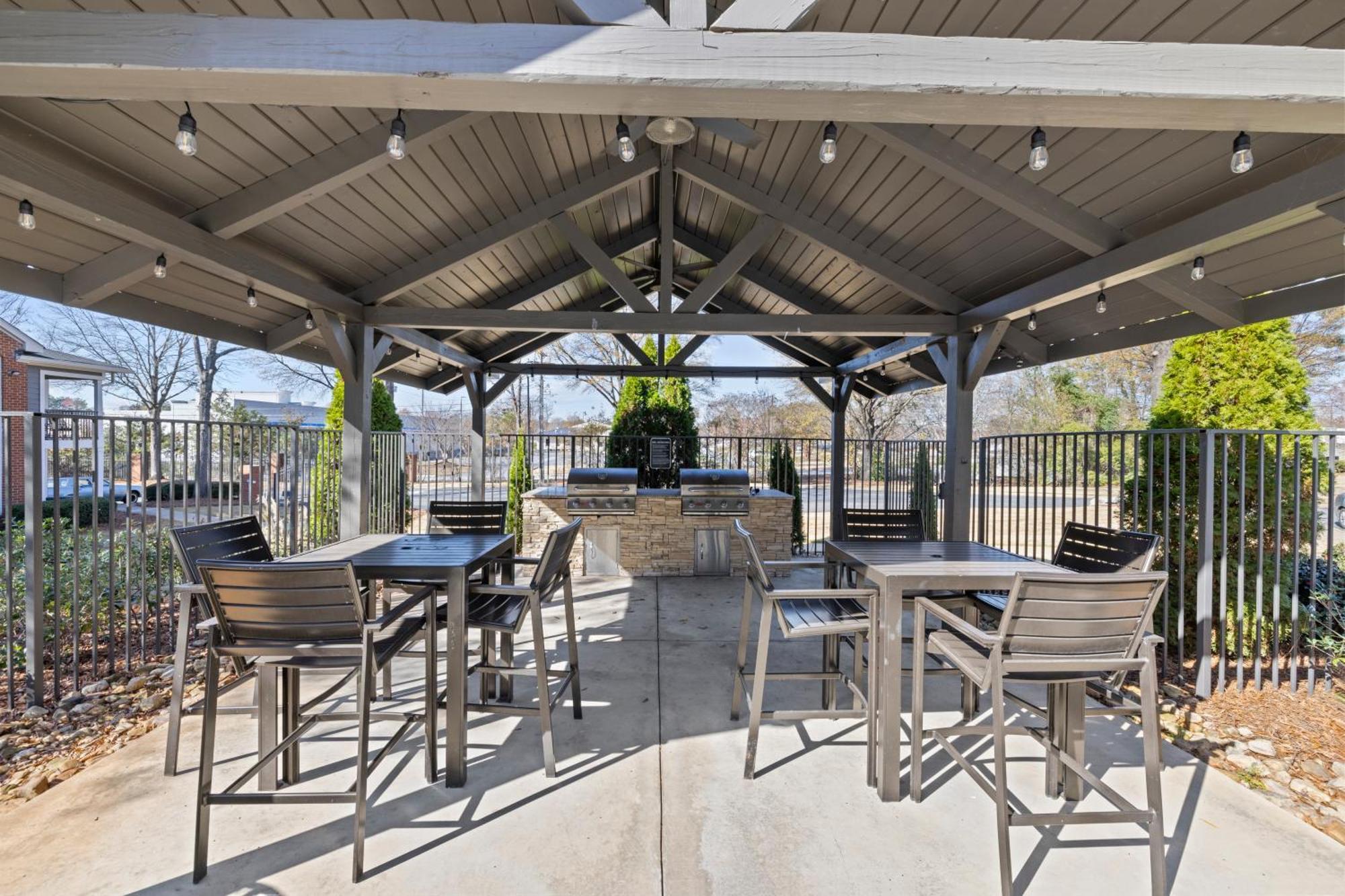 Cozy 2br Steps From Uga & Downtown Ga Apartment *