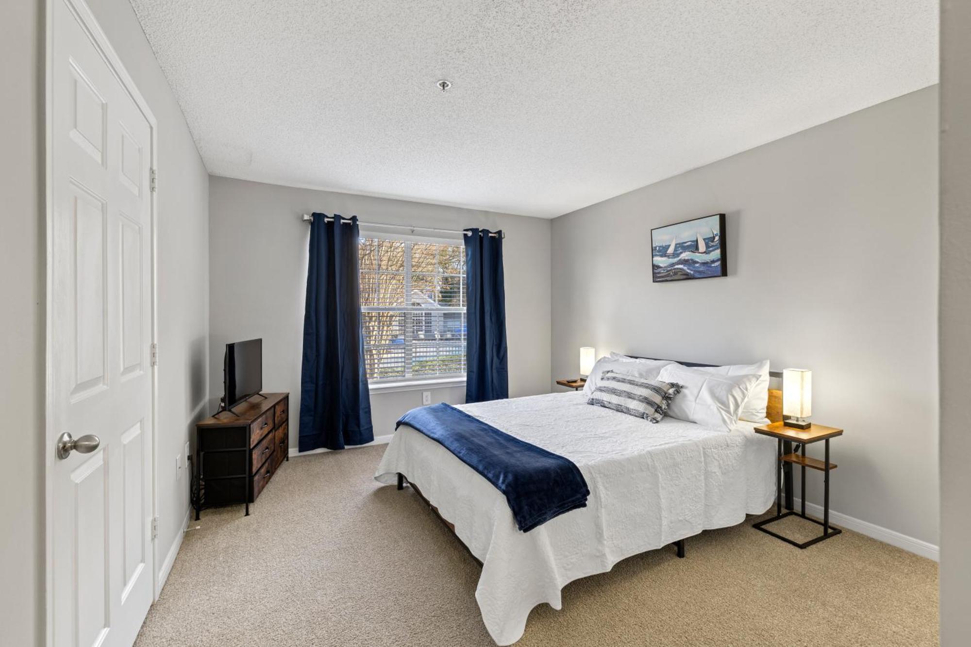 Cozy 2br Steps From Uga & Downtown Ga Apartment