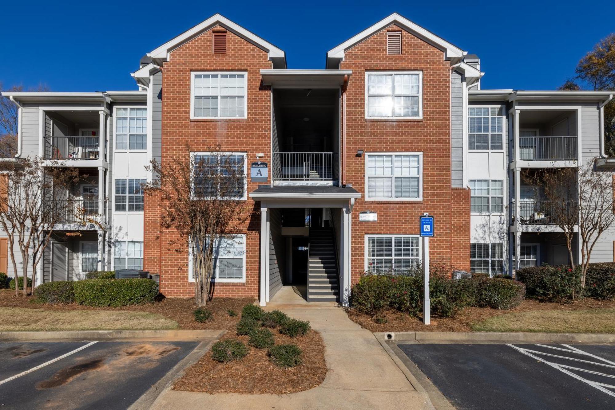 Cozy 2br Steps From Uga & Downtown Ga Apartment *