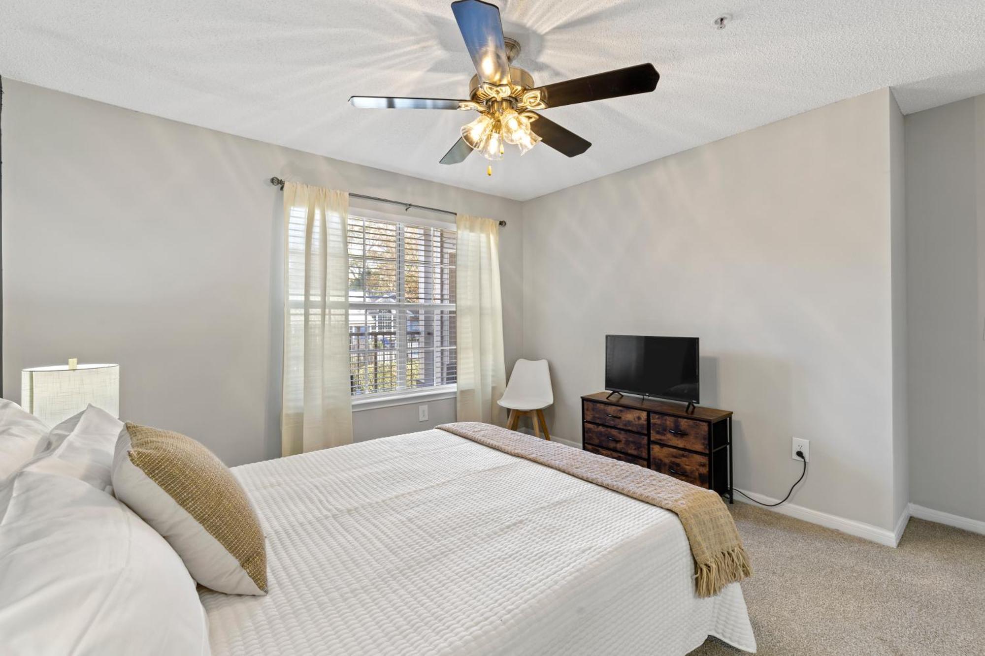 Cozy 2br Steps From Uga & Downtown Ga Apartment