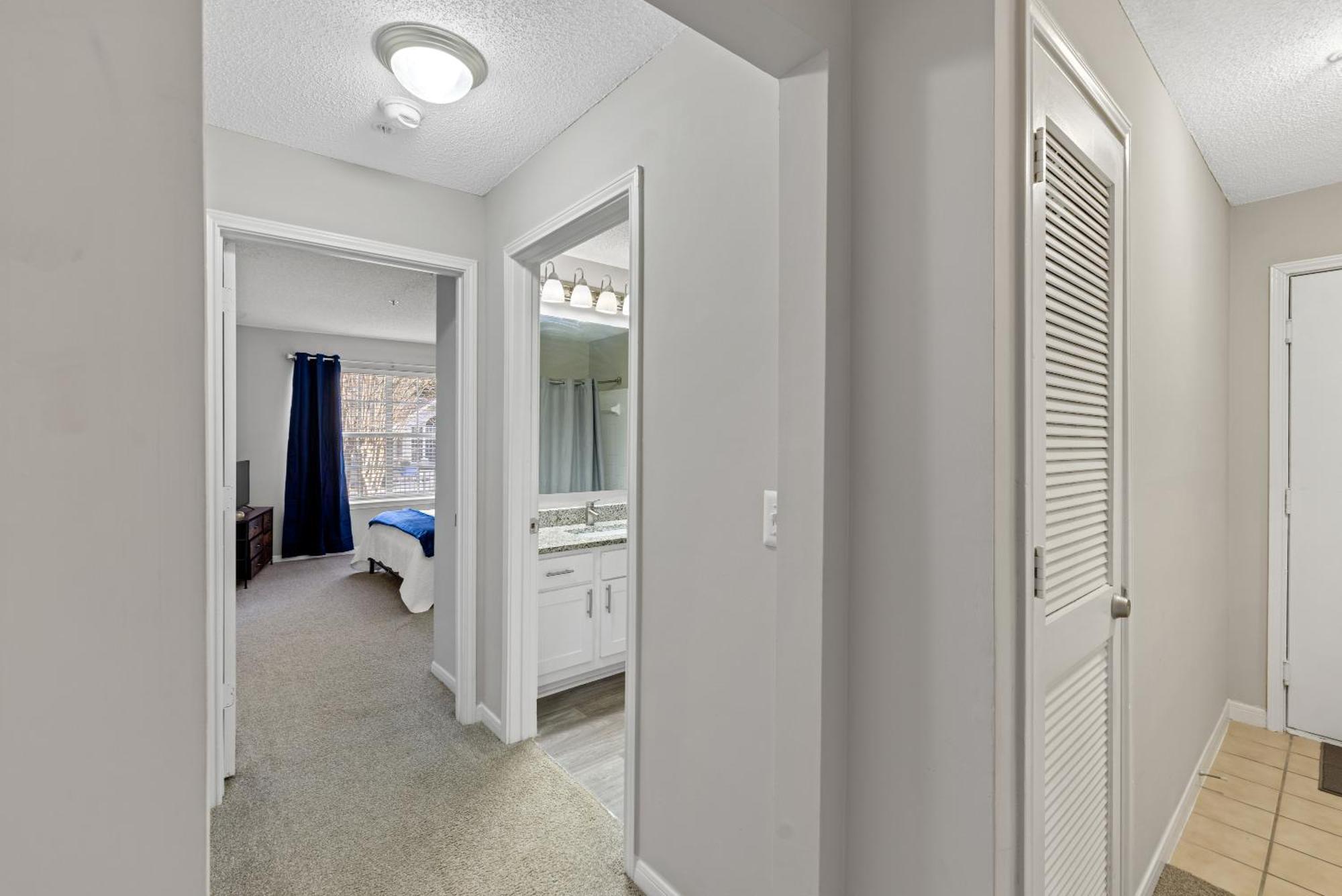 Cozy 2br Steps From Uga & Downtown Ga Apartment