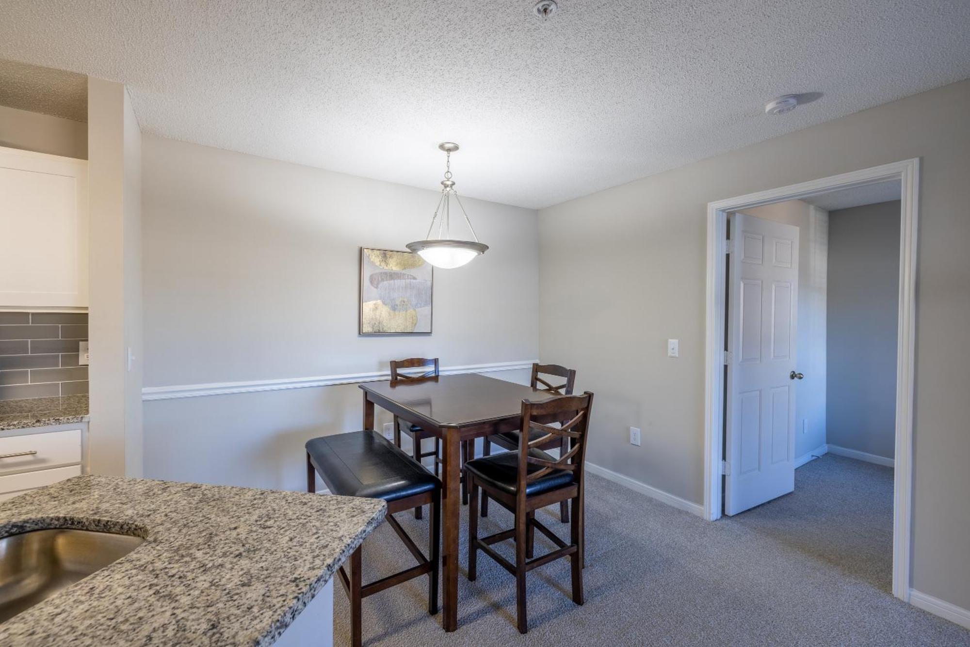 Cozy 2br Steps From Uga & Downtown Ga Apartment
