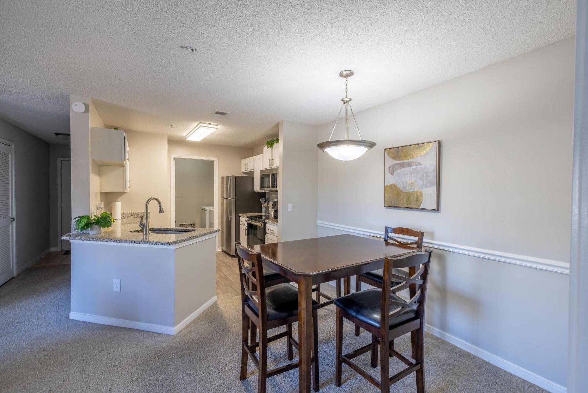 Cozy 2br Steps From Uga & Downtown Ga *